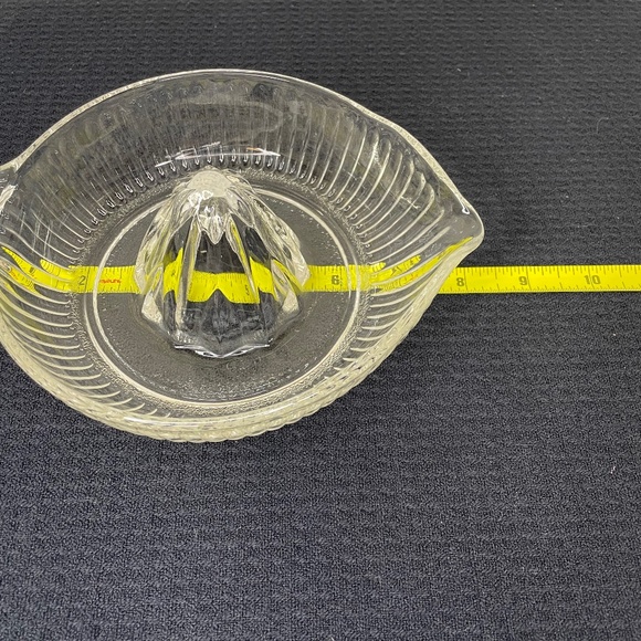 Vintage Clear Glass Hand Juicer Reamer Orange Lemon Citrus Juicer - Large - Picture 9 of 10